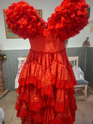 Traje de flamenca rojo.puntilla de bolillos