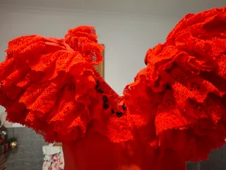 Traje de flamenca rojo.puntilla de bolillos