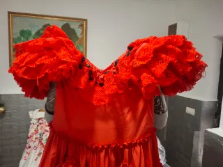 Traje de flamenca rojo.puntilla de bolillos