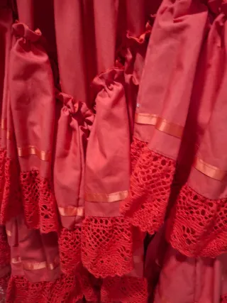 Traje de flamenca rojo.puntilla de bolillos