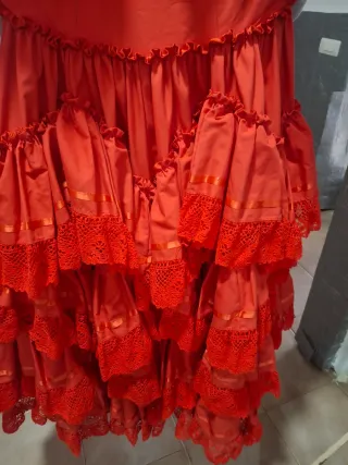 Traje de flamenca rojo.puntilla de bolillos