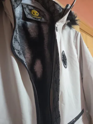 Chaqueta hombre beige con capucha