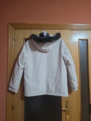 Chaqueta hombre beige con capucha