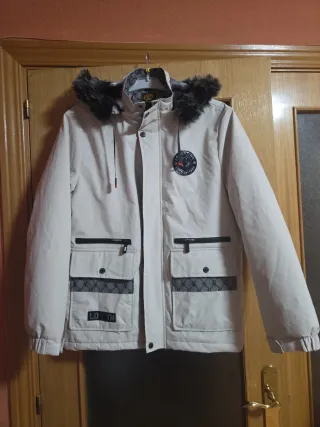 Chaqueta hombre beige con capucha