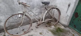 Bicicleta antigua para restaurar