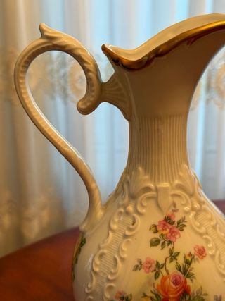 Jarrón porcelana alemana floral dorado