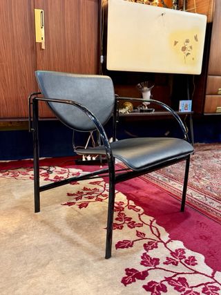 Silla oficina vintage color negro.