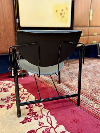 Silla oficina vintage color negro.