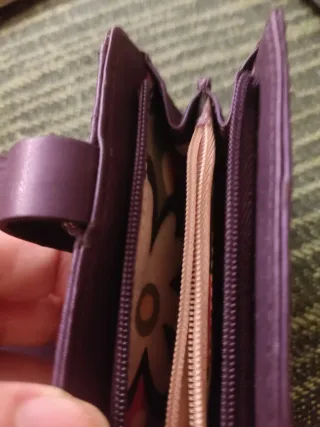 Monedero morado con diseño de chica en moto