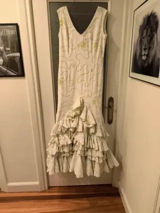 Traje de flamenca blanco y verde