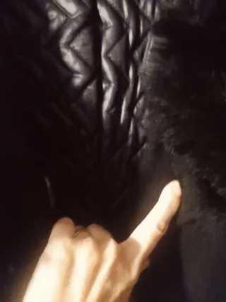 Abrigo negro con cuello de pelo, forrado por dentr