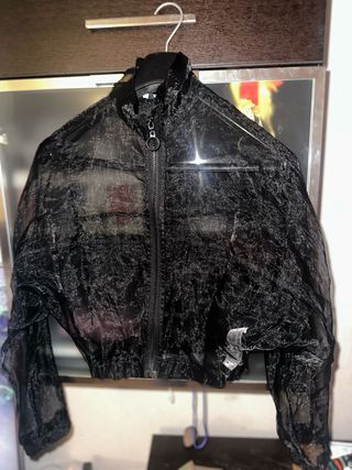 Chaqueta negra transparente