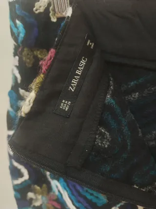 Falda Zara flores bordadas talla M