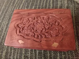 Caja de madera tallada con detalles dorados