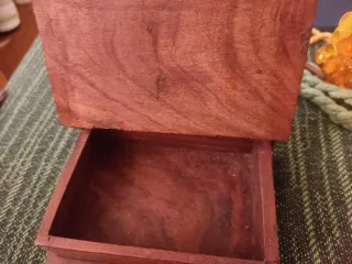 Caja de madera tallada con detalles dorados