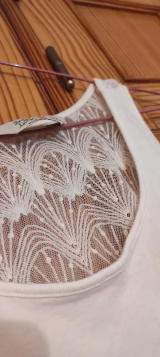 Top blanco con espalda de encaje