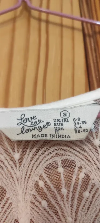 Top blanco con espalda de encaje