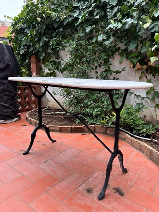 Mesa de jardín de mármol y metal