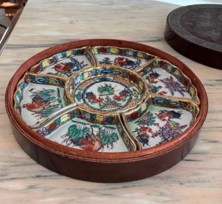 Entremesero de porcelana con gallos