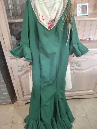 Traje de flamenca verde y peineta a juego.