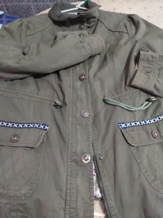 Chaqueta verde militar joven