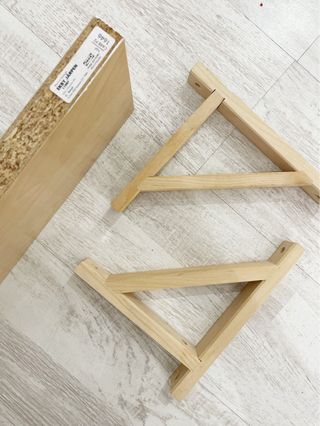 Estantería y caballetes madera Ekby