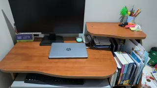 Escritorio de madera con ruedas