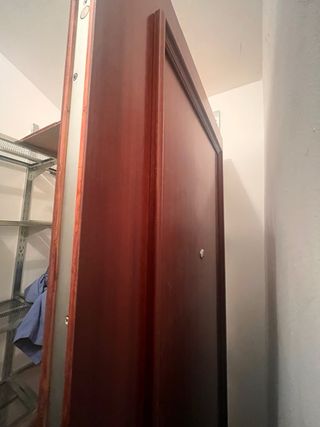 Puerta de entrada color crema