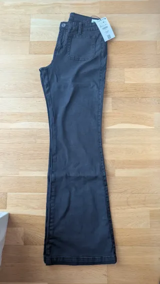 Pantalón vaquero Bershka flare low waist gris