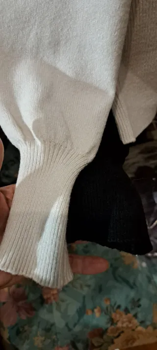 2Maglioncini bianco e nero con scollo a goccia