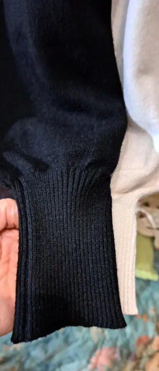 2Maglioncini bianco e nero con scollo a goccia