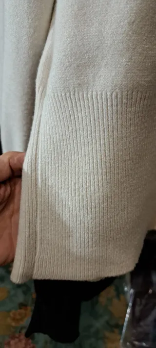 2Maglioncini bianco e nero con scollo a goccia