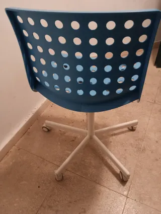 Silla de escritorio azul con ruedas