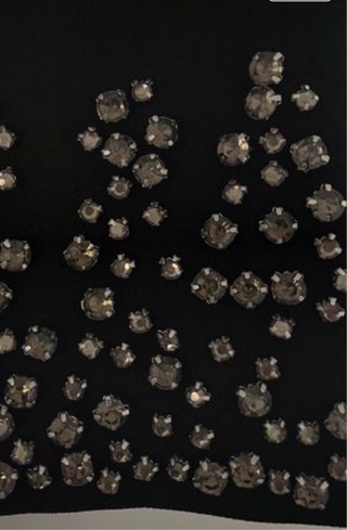 Vestido fiesta negro con pedrería en las mangas