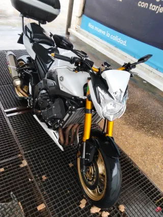 Yamaha FZ8 Blanca y Dorada año 2011 27000 kl