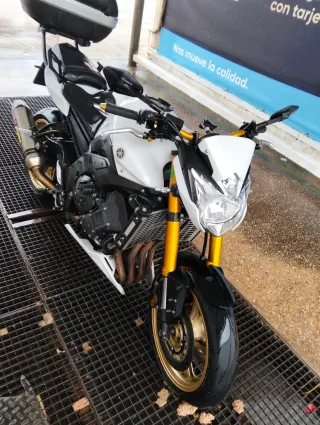 Yamaha FZ8 Blanca y Dorada año 2011 27000 kl