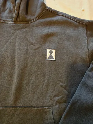 Sudadera gris con logo. Talla 13- 14