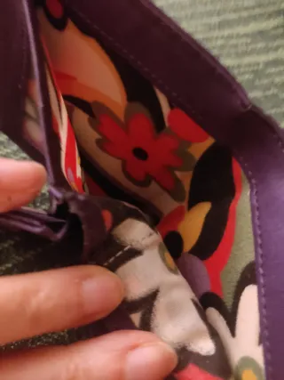 Monedero morado con dibujo de moto