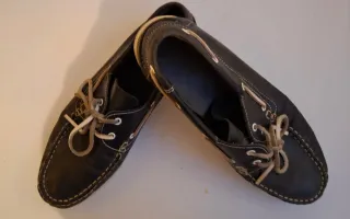 Náuticos de piel azul marino.