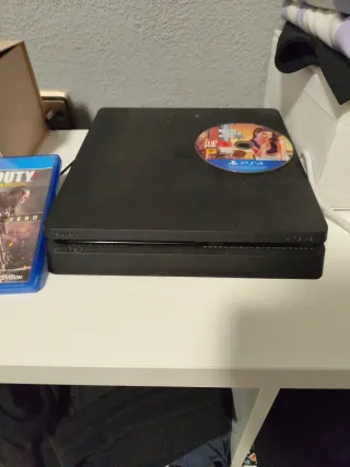 PS4 Slim Nero + 4 Giochi