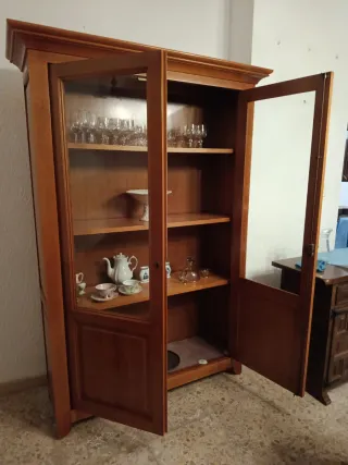 Aparador de madera con vitrina