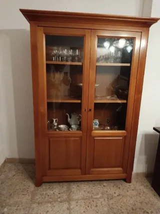 Aparador de madera con vitrina