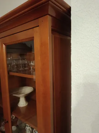 Aparador de madera con vitrina