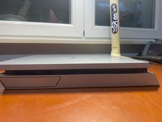 PS4 Slim 500GB + 4 Giochi