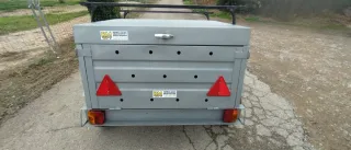 Remolque con tapa metálica