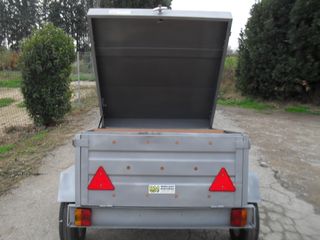 Remolque con tapa metálica