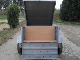 Remolque con tapa metálica