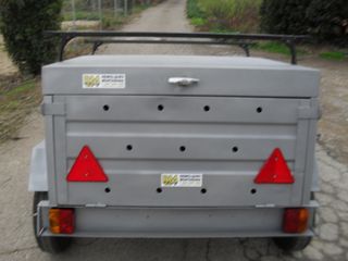 Remolque con tapa metálica