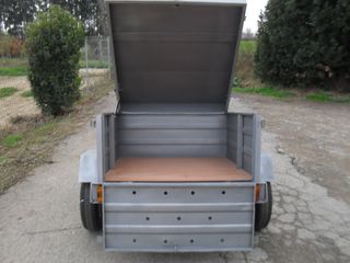 Remolque con tapa metálica