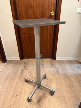 Mesa auxiliar con ruedas.
